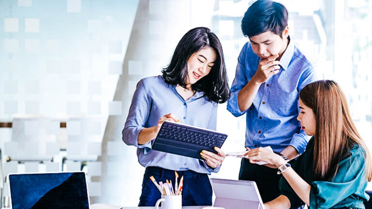 Businessmen teamwork meeting to discuss the investment